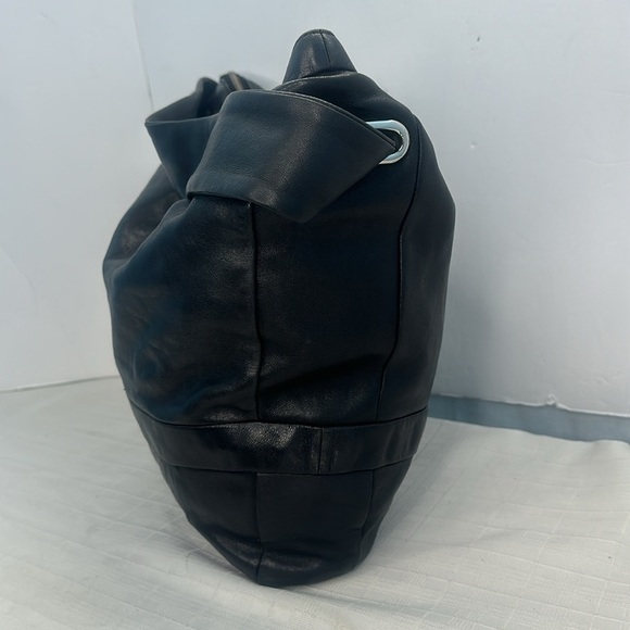 Sleek Black Hobo Bag with Timeless Design - Picture 4 of 11